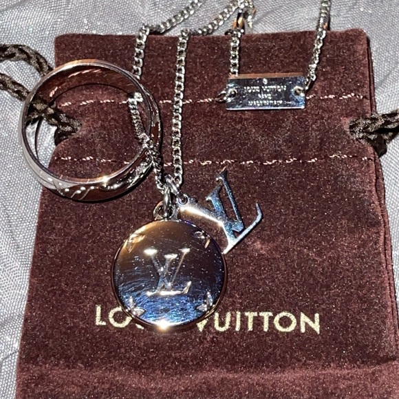 Preloved Louis Vuitton silver necklace unisex pristine condition full set. - Picture 2 of 8